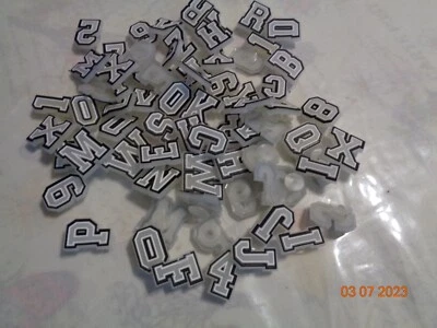 Dijes para zapatos Brillan en la oscuridad - Letras y números Foto 1 de 4