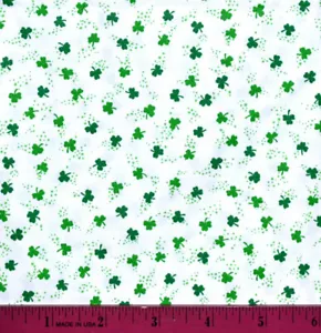 St Patricks Day Stoff - HALBER HOFT - 100 % Baumwolle kleine Kleeblätter Mini winzig weiß - Bild 1 von 1