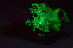 HYALITE from Hungary * GREAT FLUORESCENT MINERAL SPECIMEN * 8,5 cm - Picture 1 of 3