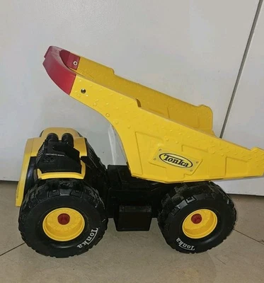 2006 VINTAGE HASBRO TONKA MIGHTY BIG YELLOW DUMP TRUCK 19” RED HANDLE  11980 - Image 1 of 4