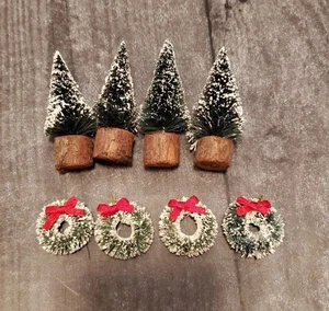 Mini botella de Navidad flocada sin marca cepillo árboles bases de madera y coronas rojas - Imagen 1 de 5