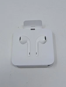 Apple EarBuds Wired. New Never Used. Lightning Cable Connection 7 8 10 11 12 13 - Photo 1 sur 2