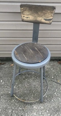 Taburete de dibujo de acero vintage silla ajustable con respaldo escuela industrial Foto 1 de 2