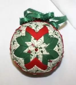 Quilted Star Christmas Ornament Handcrafted Amish Holly Berry Red Green 3.5" - Picture 1 of 3