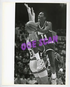 1988 NBA ERIC "Sleepy" FLOYD (ROCKETS) FRANK BRICKOWSKI -ORIGINAL PRESS (PHOTO) - Picture 1 of 2