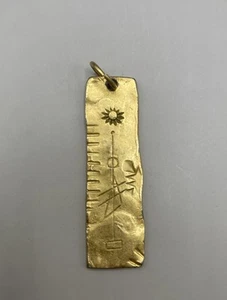 Colgante Vintage Dije Oro Cepillado Tribal Cueva Pintura Grueso Pesado BinAE - Imagen 1 de 5