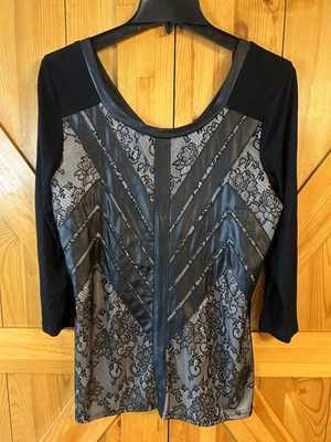 BKE 黑色蕾丝人造皮革 V 后衬衫 3/4 袖大号 (5068) — 第 1/4 张图片