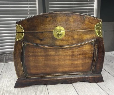 Caja de almacenamiento de juguetes de madera de colección baúl con asas latón metal detalles Foto 1 de 4