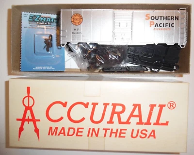 Tren Accurail HO Southern Pacific - vagón de carga de 40' durante la noche con acopladores EZ Mate Foto 1 de 4