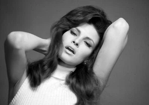 Raquel Welch Monochrome Photo Print 13 (A4 Size-210 x 297mm-8.5" x 11.75") - Picture 1 of 2