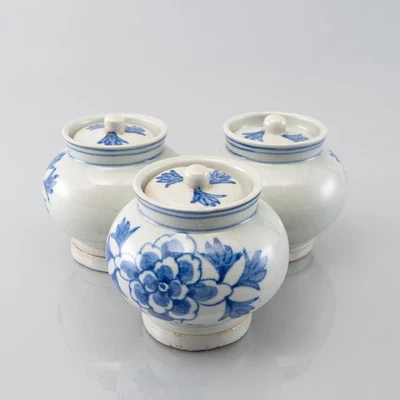 Tarro triple coreano 'Peonía' azul y blanco. Foto 1 de 4