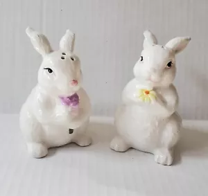 Vtg White Bunny Rabbit Salt And Pepper Shakers Set Holding Flowers 3.5" - Picture 1 of 13