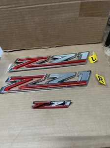 Emblemas GM Front Z71 usados (ROJO/CROMO UNO NEGRO BRILLANTE) parte #86533395. - Imagen 1 de 12