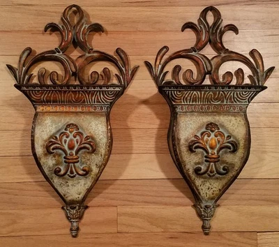 Par de jarrones grandes de metal ornamentado para colgar en la pared flor de lis Foto 1 de 4