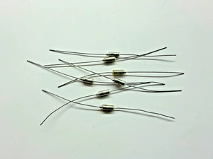 (7 PIECE LOT) M39003/01-6072, Cap Tant Solid 2.2uF 20V 5% (3.43 X 7.26mm) Axial - Picture 1 of 1