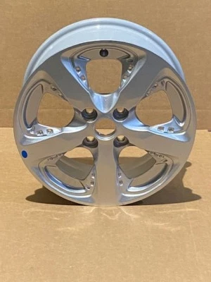 Rueda de aluminio de 5 radios GM Spark 2019-2021; 15x6 pulgadas plateada Foto 1 de 4