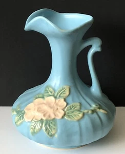 Vintage Weller Kunst Keramik blauer Krug Ewer mit weichen rosa Magnolien Blumen - Bild 1 von 7