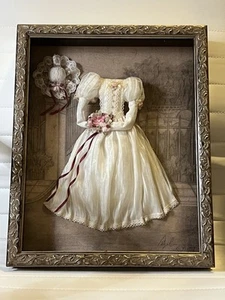 Victorian Wedding Dress Shadow Box Wooden Box Frame Signed 1999 - Foto 1 di 17