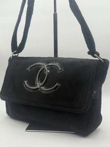 Chanel Precision VIP Novelty Fuzzy Logo Crossbody/Schultertasche In Schwarz - Bild 1 von 8