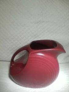 Fiesta Fiestaware 7,13" brocca cremisi stoviglie grande 67,25 once Disco - Foto 1 di 7