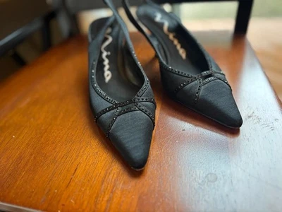 Tacones Nina negros satinados para mujer talla 6M punta punta tacón de gatito Foto 1 de 4