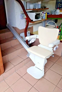 Treppenlift Handicare 1100 gerade rechts mit 2 Fernbedienungen - Bild 1 von 11