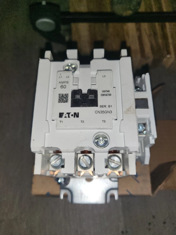 Contactor de iluminación CG35GN3 Eaton bobina de 60 amperios 120vac sujeta eléctricamente Foto 1 de 4