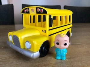 Autobús escolar musical amarillo melón Cocomelon Coco Melón vehículo con figura JJ - Imagen 1 de 7