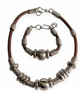 COLLAR Y PULSERA GARGANTILLA VINTAGE TONO PLATA CUERO MARRÓN Y METAL - Imagen 1 de 4