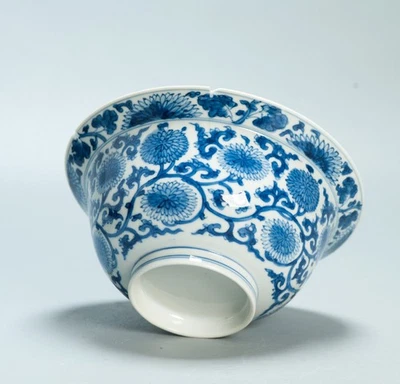 Antiguo cuenco chino de porcelana del período Kangxi Klapmuts flores azules cobal Foto 1 de 3