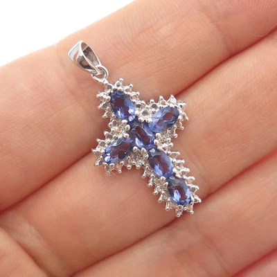 Colgante con dije de cruz de iolita de corte ovalado real de plata de ley 925 Foto 1 de 4