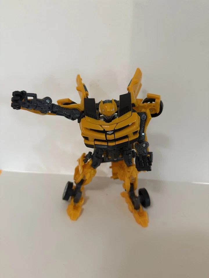 Transformers Toys Deluxe Class Universal Studios  - 3D Bumblebee No Gun And Box - Imagem 1 de 2