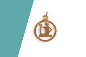 Petit pendentif en or rose 14 karats, femme assise, fleur, fleche - Picture 1 of 2