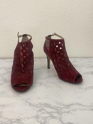 Adrienne Vittadini Talla 8M Sonrisas Tacones Zapatos Terciopelo Rojo Gamuza Punta abierta Botín B Foto 1 de 4