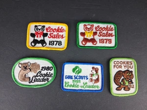 Vintage Girl Scouts of America Brownie Cookie Badges Patches Lot 1978-82 - Bild 1 von 3