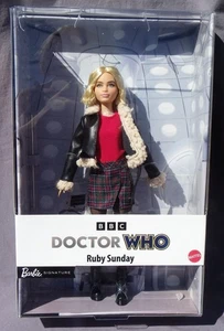 Barbie RUBY SUNDAY DOCTOR WHO millie gibson 2024 Mattel HRM78 boite NRFB Shipper - Imagen 1 de 4