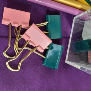 Rosa und grün bunte Ordnerklammern, mittel, 1 Zoll - Bild 1 von 2