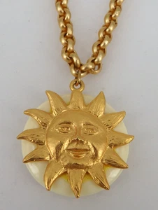 Neugablonz: Figürlicher Design Anhänger Sonne an Kette 1970er Jahre (122537) - Bild 1 von 6