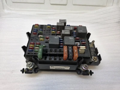GMC 1999 2000 2001 2002 Sierra Silverado Tahoe Yukon Fuse Box Engine Bay  OEM - Image 1 of 4