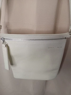 Bandolera de hombro Kara New York de cuero blanco crema con guijarro de tres vías Foto 1 de 3