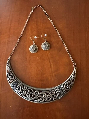 Paparazzi Toro En Una Tienda China Cobre Collar Pendientes Filigrana Media Luna Cadena Foto 1 de 4