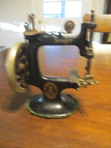 Antique The Singer Sewing Machine Co. 1900's Childs hand crank toy sew machine - Picture 1 of 15