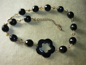 ENCANTADOR COLLAR DE CUENTAS DE VIDRIO NEGRO, CUENTAS ESPACIADORAS DE TONO DORADO - Imagen 1 de 5