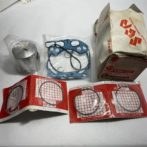 SUZUKI RM250 1996-2000 TOP END KIT NOS PISTON CLIPS GASKETS RINGS 12101-37823 - Picture 1 of 6