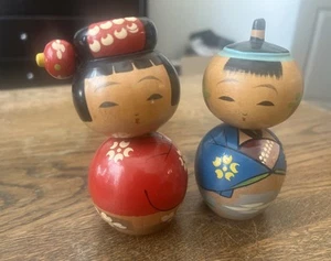 Coppia di Bambole Giapponesi in Legno Kokeshi Bobble Head Ragazzo e Ragazza, 4 in Alto VG+ - Foto 1 di 6