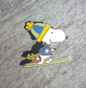 SNOOPY Green Yellow Blue Beanie Resorts Ski Skiing Lapel Hat Travel Souvenir Pin - Picture 1 of 2