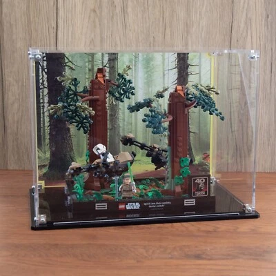 HONEYSUCKLE BARN Vitrine für LEGO® Endor™ Speeder Chase Diorama (75353). 2 Rückoptionen