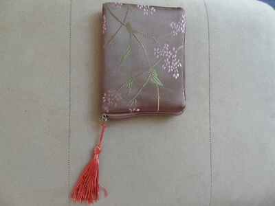 Répertoire téléphonique de poche dans un étui en tissu brodé avec zip - Photo 1/2