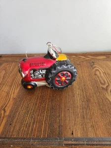 Tractor rojo adorno de vidrio Dept 56 2,5" - Imagen 1 de 6
