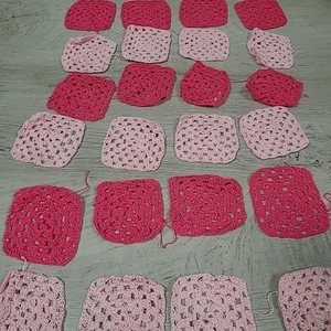 Lote de 24 cuadrados de ganchillo hechos a mano rosa claro rosa intenso cuadrado artesanal de 3" - Imagen 1 de 5